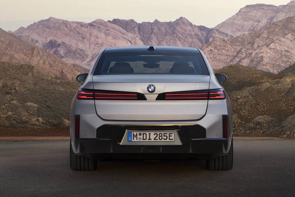 https://autogreeknews.gr/wp-content/uploads/2026/04/2027-BMW-7-Series-FL-0019_resize-2048x1366-1.jpg