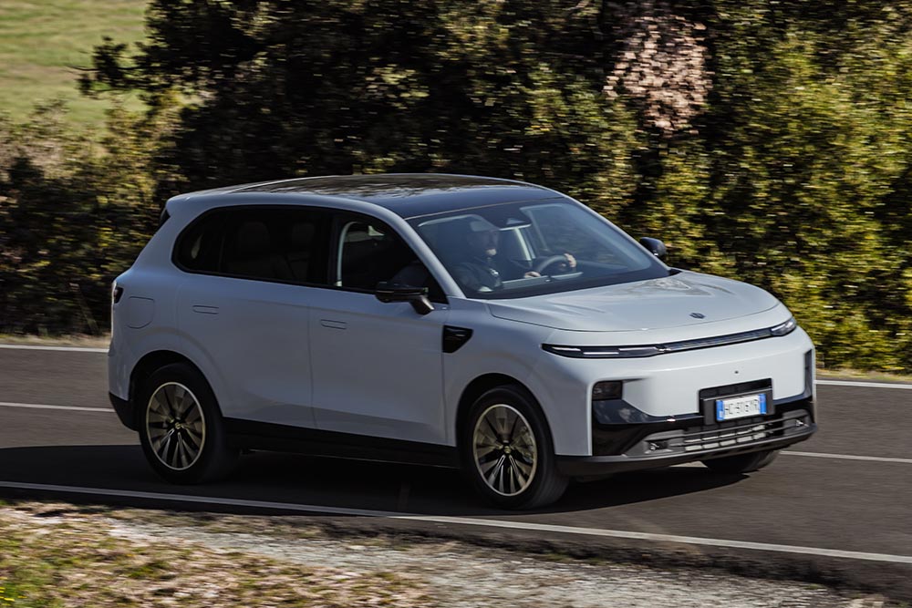 https://autogreeknews.gr/wp-content/uploads/2026/04/B10HybridEVGalaxySilber-6.jpg