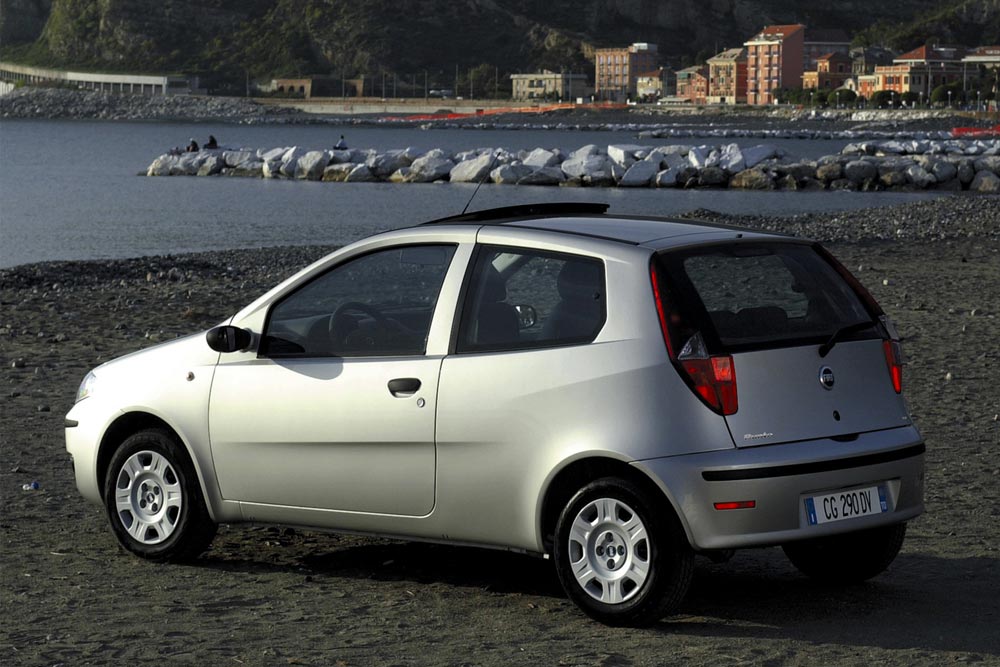 https://autogreeknews.gr/wp-content/uploads/2026/04/Fiat-Punto-2003.jpg