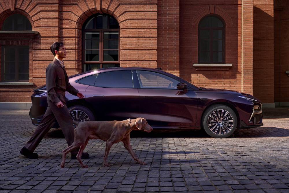 Η κινέζικη limo των 400 ίππων που καίει 3,3 λίτρα/100 χλμ.