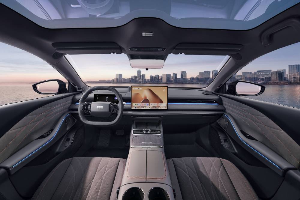 https://autogreeknews.gr/wp-content/uploads/2026/04/Geely_Galaxy_Xingyao_8_Starshine_8_EM-i-2.jpg