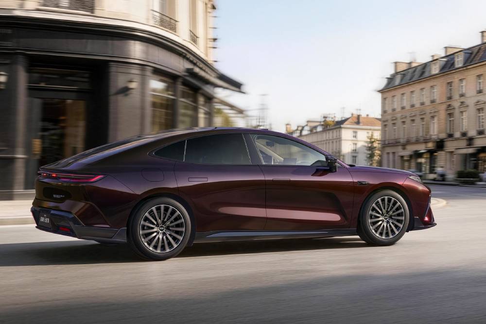 https://autogreeknews.gr/wp-content/uploads/2026/04/Geely_Galaxy_Xingyao_8_Starshine_8_EM-i-4.jpg