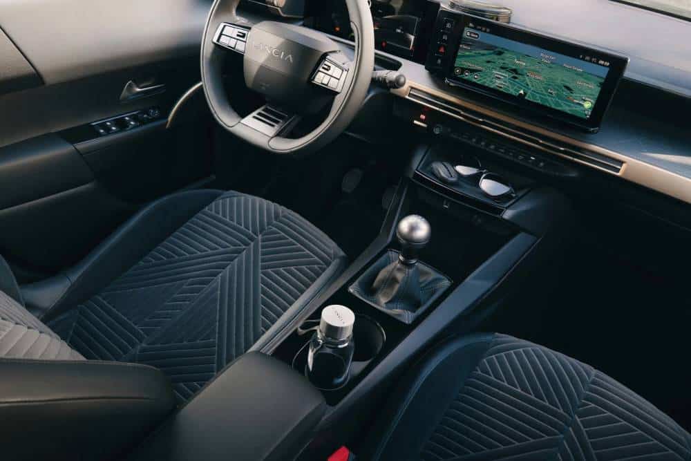 https://autogreeknews.gr/wp-content/uploads/2026/04/Lancia-Ypsilon-Turbo-100-16-2048x1366-1.jpg