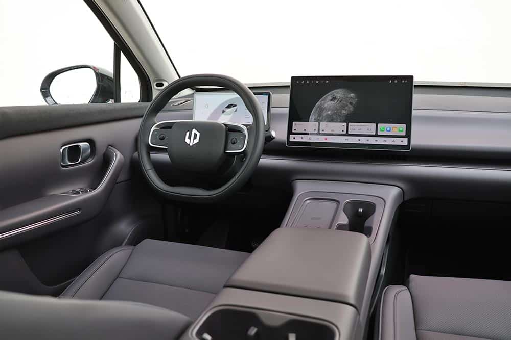 https://autogreeknews.gr/wp-content/uploads/2026/04/Leapmotor-C10-Hybrid-EV-interior-2.jpg
