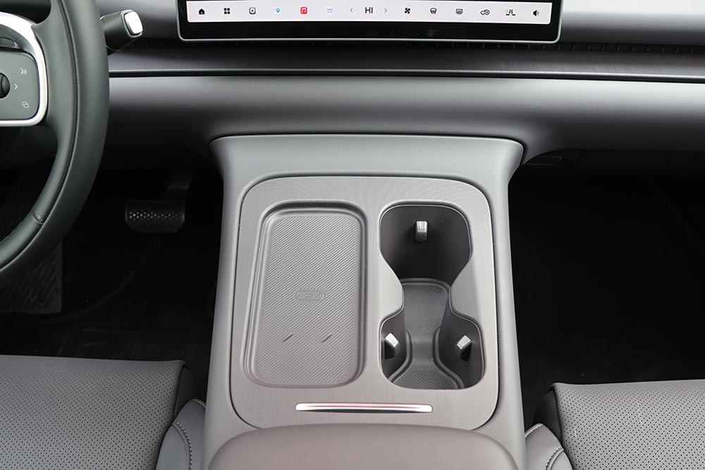 https://autogreeknews.gr/wp-content/uploads/2026/04/Leapmotor-C10-Hybrid-EV-interior-3.jpg