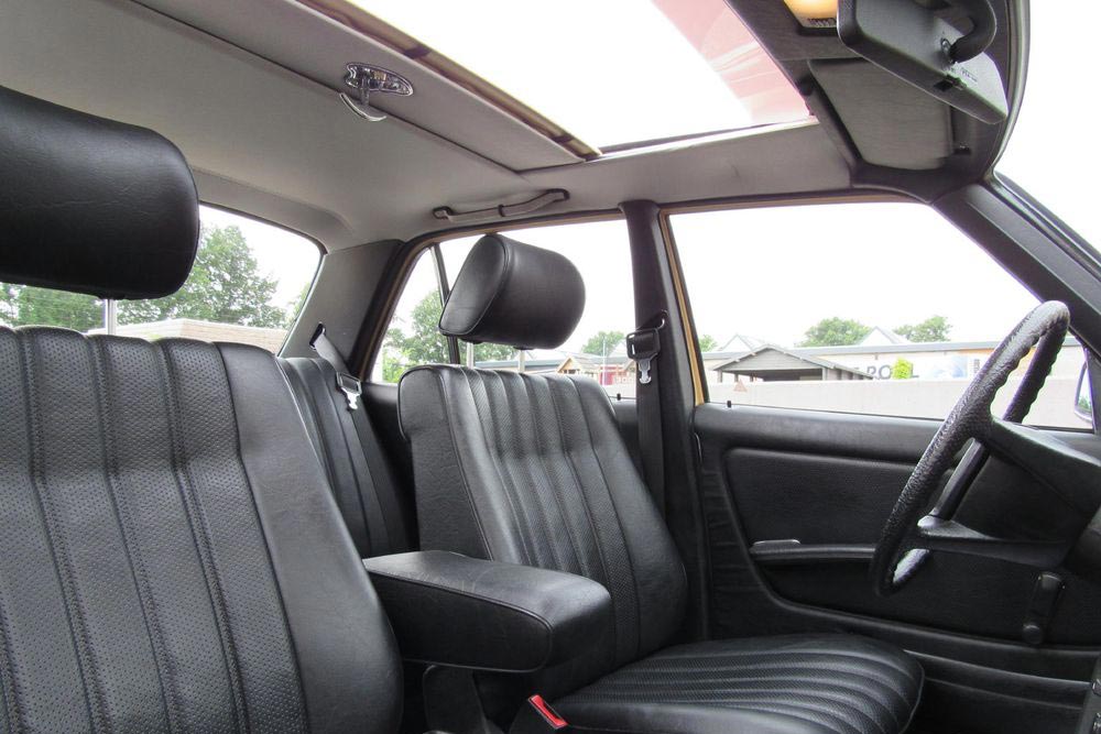 https://autogreeknews.gr/wp-content/uploads/2026/04/Mercedes-W123-200D-12.jpg