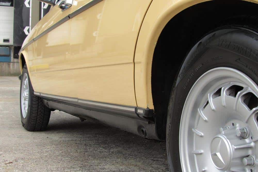https://autogreeknews.gr/wp-content/uploads/2026/04/Mercedes-W123-200D-14.jpg