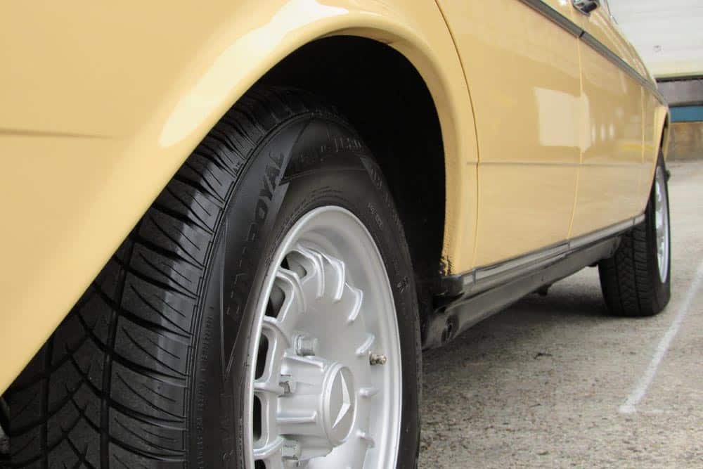 https://autogreeknews.gr/wp-content/uploads/2026/04/Mercedes-W123-200D-15.jpg