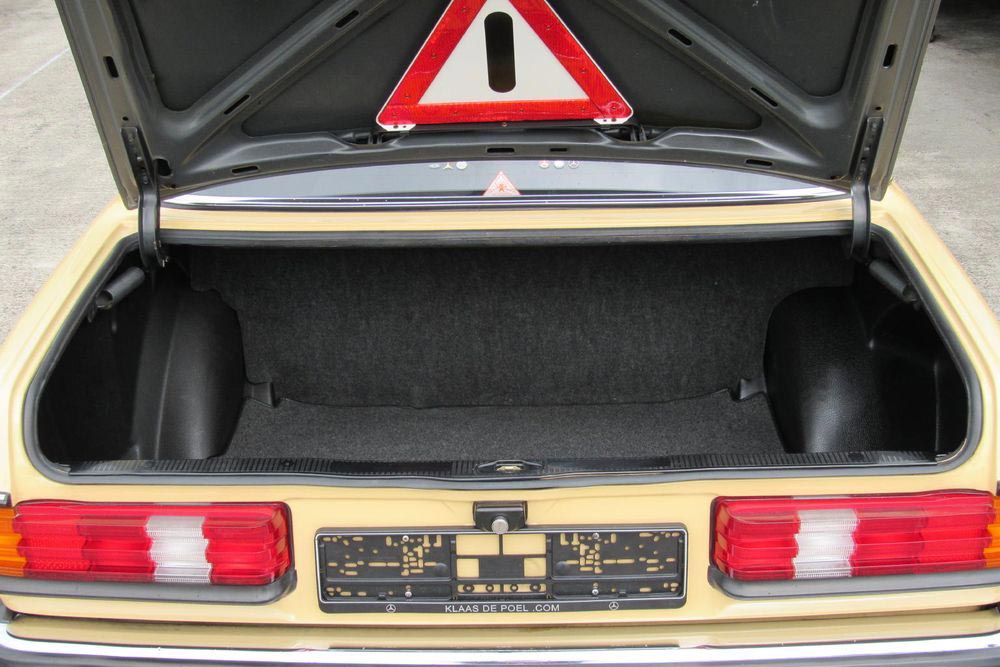 https://autogreeknews.gr/wp-content/uploads/2026/04/Mercedes-W123-200D-3.jpg
