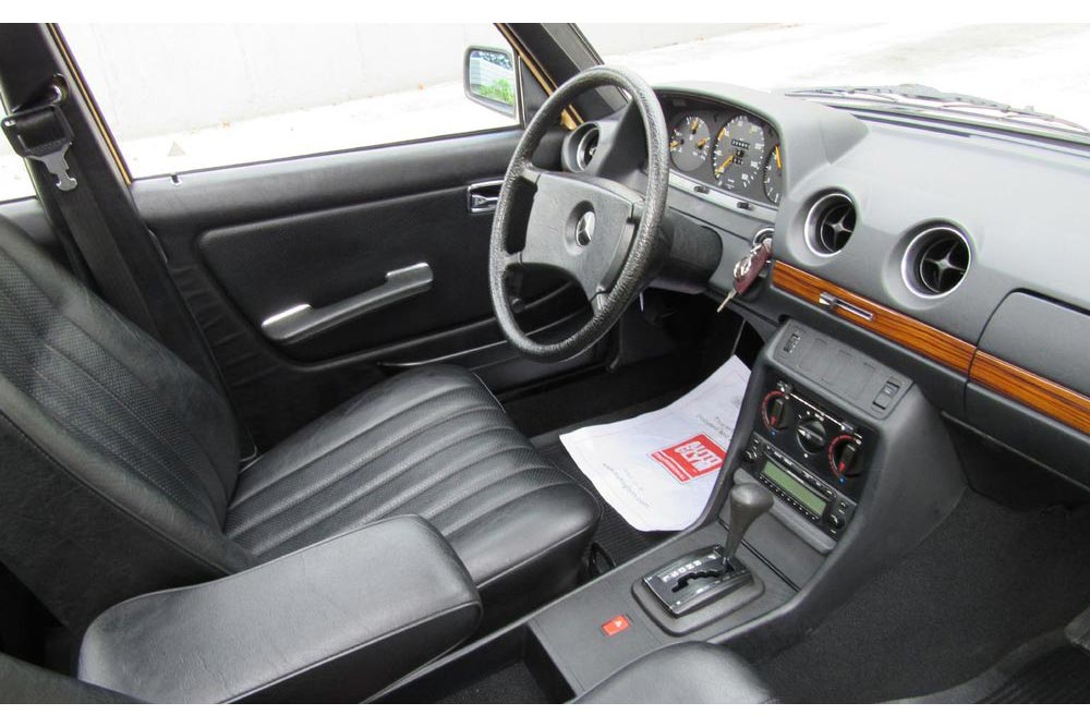 https://autogreeknews.gr/wp-content/uploads/2026/04/Mercedes-W123-200D-6.jpg