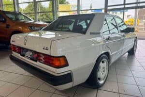 Mercedes 190E με 14.000 χλμ. σαν να ανήκει σε μουσείο