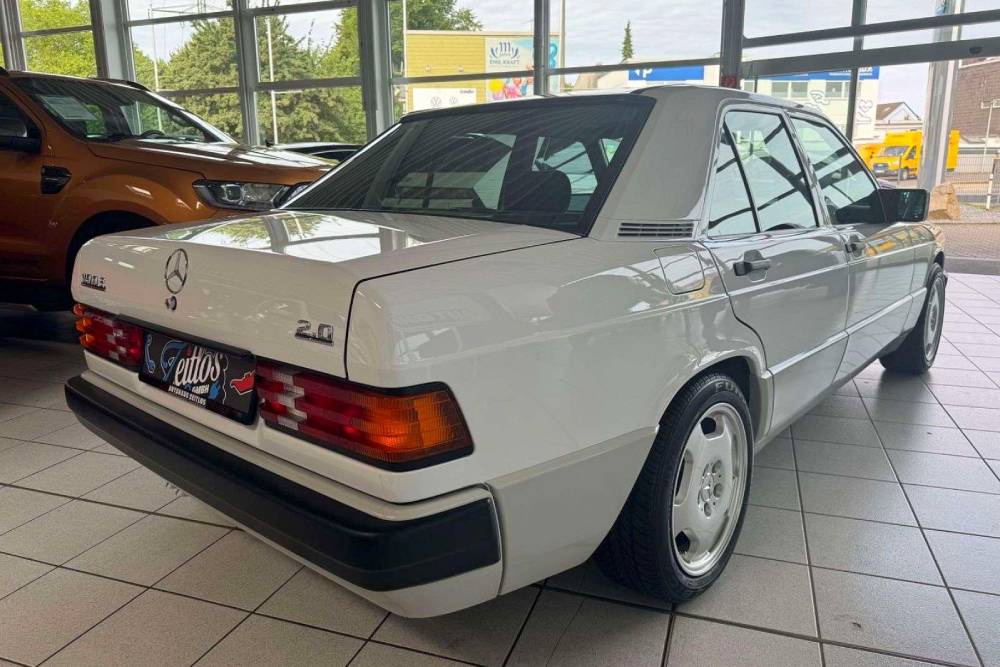 Mercedes 190E με 14.000 χλμ. σαν να ανήκει σε μουσείο