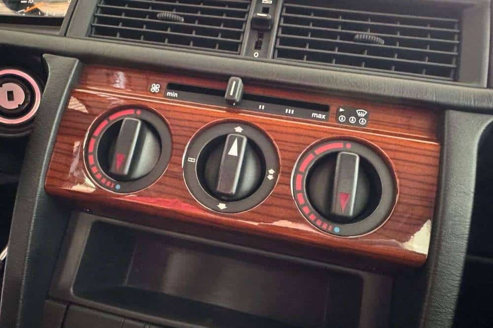 https://autogreeknews.gr/wp-content/uploads/2026/04/Mercedes_190_E_1991_for_sale-5.jpg