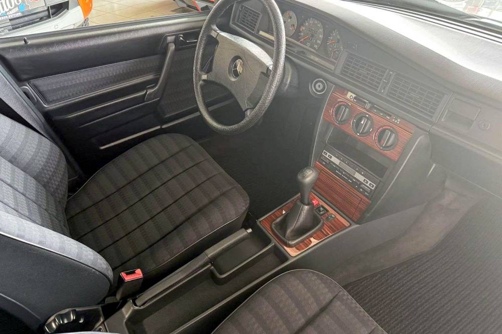 https://autogreeknews.gr/wp-content/uploads/2026/04/Mercedes_190_E_1991_for_sale-7.jpg