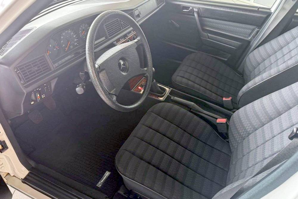 https://autogreeknews.gr/wp-content/uploads/2026/04/Mercedes_190_E_1991_for_sale-8.jpg