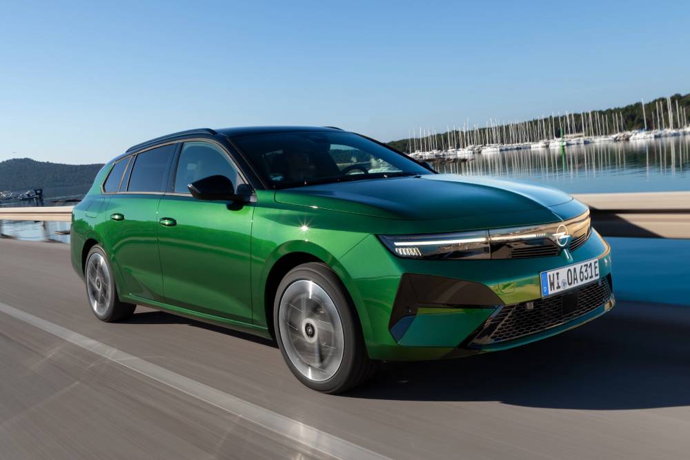https://autogreeknews.gr/wp-content/uploads/2026/04/NewOpelAstraSportsTourerElectric-1-1.jpg