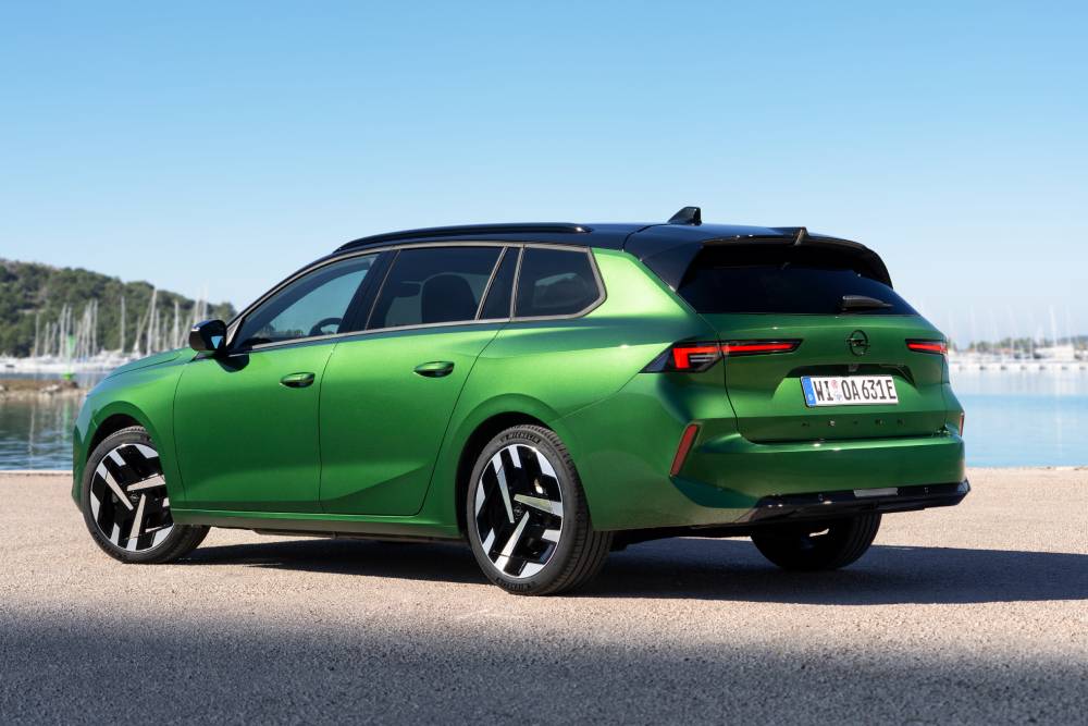 https://autogreeknews.gr/wp-content/uploads/2026/04/NewOpelAstraSportsTourerElectric-4-1.jpg