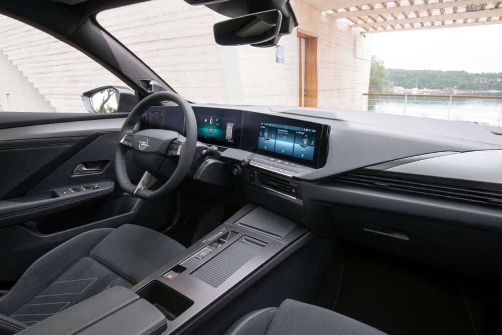 https://autogreeknews.gr/wp-content/uploads/2026/04/OpelAstraSportsTourerElectric-4.jpg