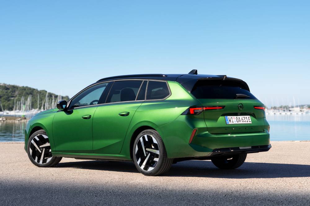 https://autogreeknews.gr/wp-content/uploads/2026/04/OpelAstraSportsTourerElectric-6-1.jpg