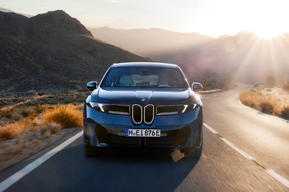 https://autogreeknews.gr/wp-content/uploads/2026/04/P90615614_highRes_the-new-bmw-ix3-50-x-1.jpg