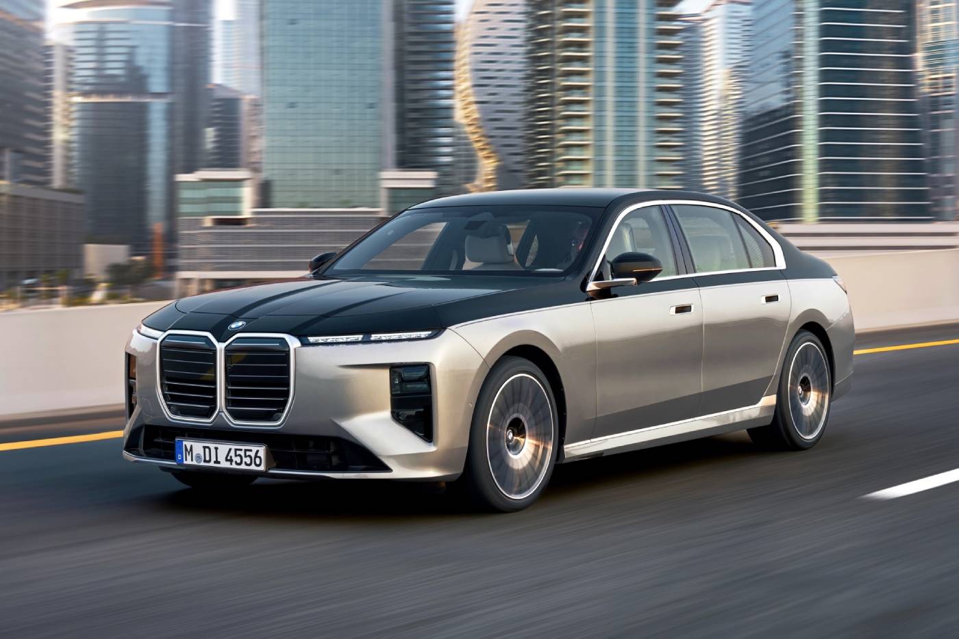 https://autogreeknews.gr/wp-content/uploads/2026/04/P90636084_lowRes_bmw-740-xdrive-04-20-1.jpg