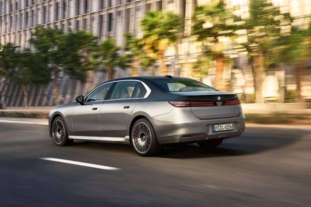 https://autogreeknews.gr/wp-content/uploads/2026/04/P90636112_lowRes_bmw-740-xdrive-04-20-1.jpg
