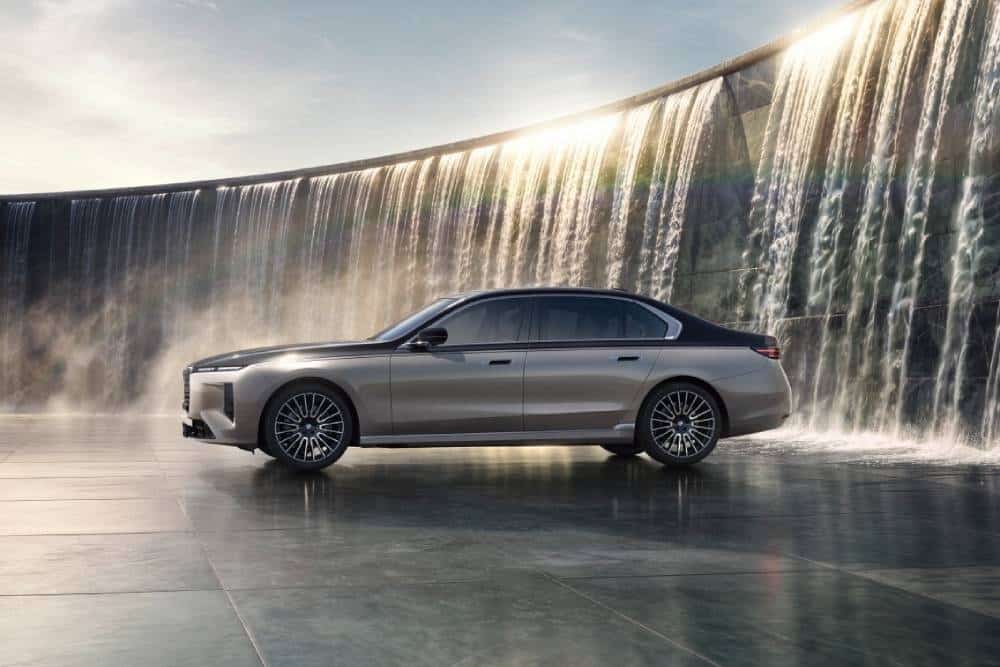 https://autogreeknews.gr/wp-content/uploads/2026/04/P90638726_lowRes_bmw-7-04-2026-1.jpg