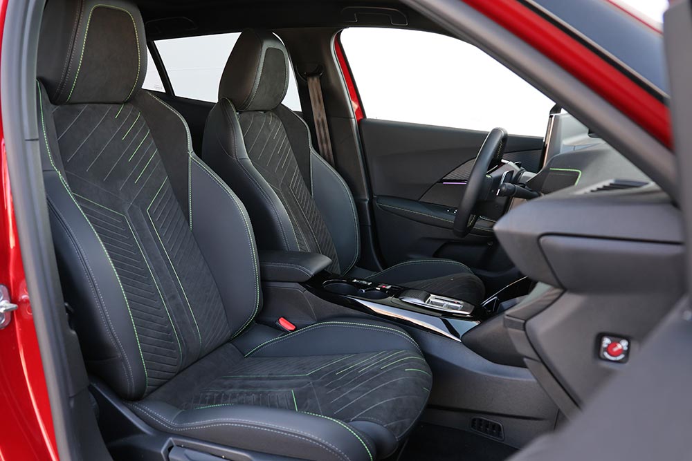 https://autogreeknews.gr/wp-content/uploads/2026/04/Peugeot-2008-Hybrid-interior-20.jpg