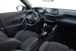 Peugeot 2008 Hybrid interior (3)
