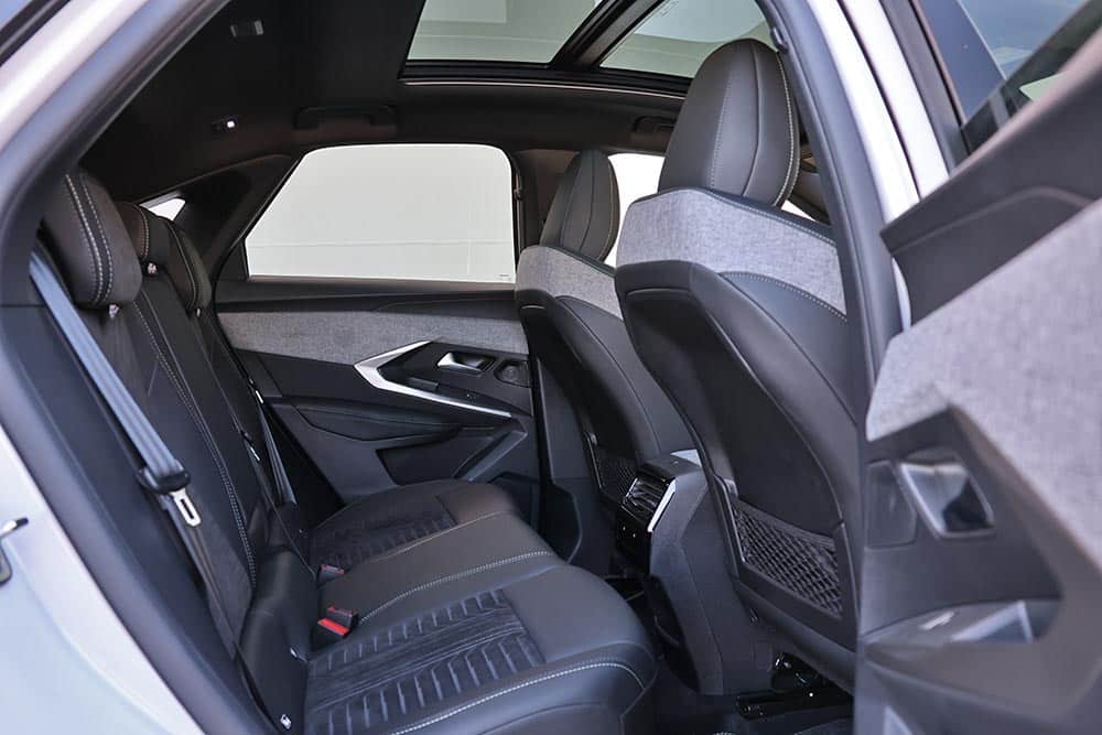https://autogreeknews.gr/wp-content/uploads/2026/04/Peugeot-3008-Hybrid-interior-2.jpg