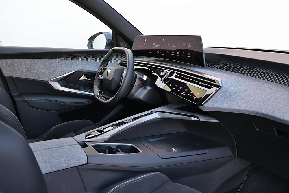 https://autogreeknews.gr/wp-content/uploads/2026/04/Peugeot-3008-Hybrid-interior-3.jpg