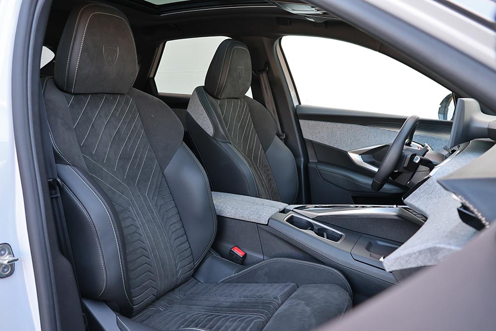 https://autogreeknews.gr/wp-content/uploads/2026/04/Peugeot-3008-Hybrid-interior-4.jpg