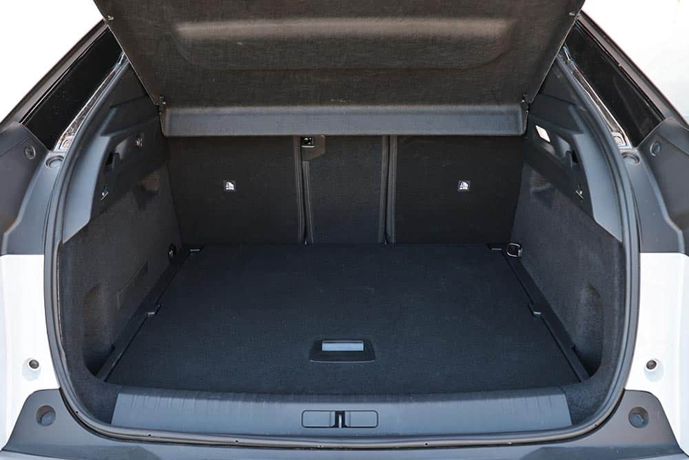 https://autogreeknews.gr/wp-content/uploads/2026/04/Peugeot-3008-Hybrid-interior-6.jpg