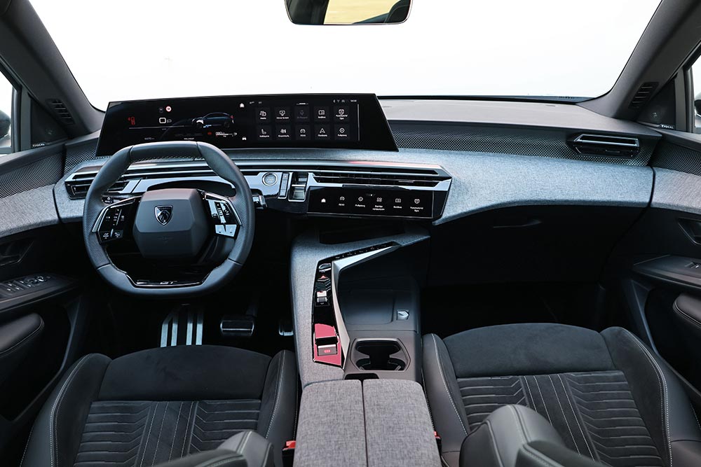 https://autogreeknews.gr/wp-content/uploads/2026/04/Peugeot-3008-Hybrid-interior-7.jpg