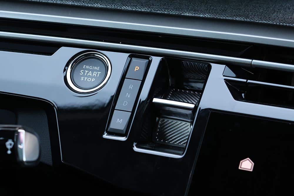 https://autogreeknews.gr/wp-content/uploads/2026/04/Peugeot-3008-Hybrid-interior-9.jpg