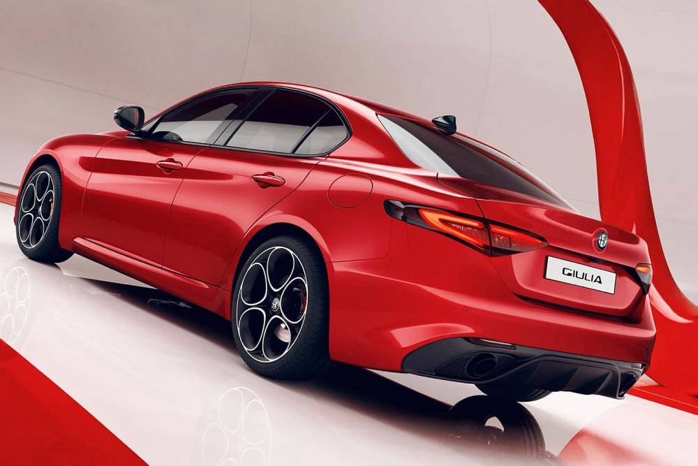 https://autogreeknews.gr/wp-content/uploads/2026/04/alfa-romeo-giulia-pack-performance-2026-2.jpg