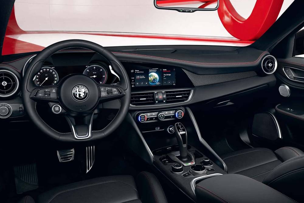 https://autogreeknews.gr/wp-content/uploads/2026/04/alfa-romeo-giulia-pack-performance-2026-3.jpg