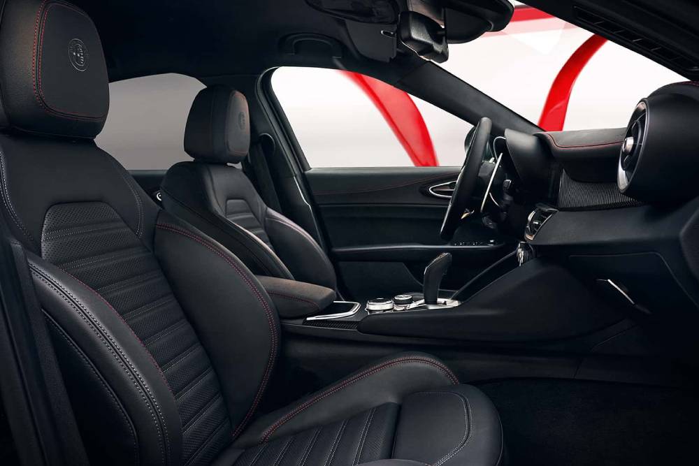 https://autogreeknews.gr/wp-content/uploads/2026/04/alfa-romeo-giulia-pack-performance-2026-4.jpg