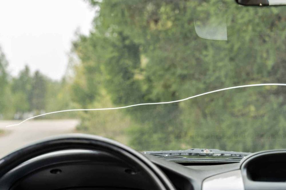 https://autogreeknews.gr/wp-content/uploads/2026/04/cracked-windshield-02.jpg