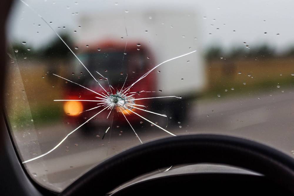 https://autogreeknews.gr/wp-content/uploads/2026/04/cracked-windshield.jpg