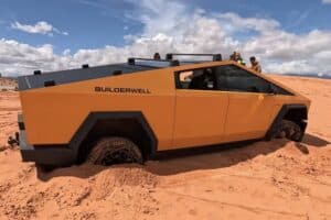 Cybertruck πήγε να βοηθήσει και κόλλησε το ίδιο (+video)