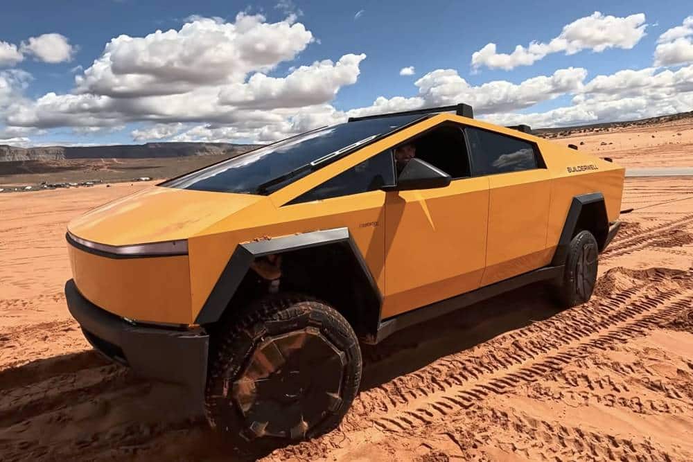 https://autogreeknews.gr/wp-content/uploads/2026/04/cybertruck-stuck-in-sand-2.jpg
