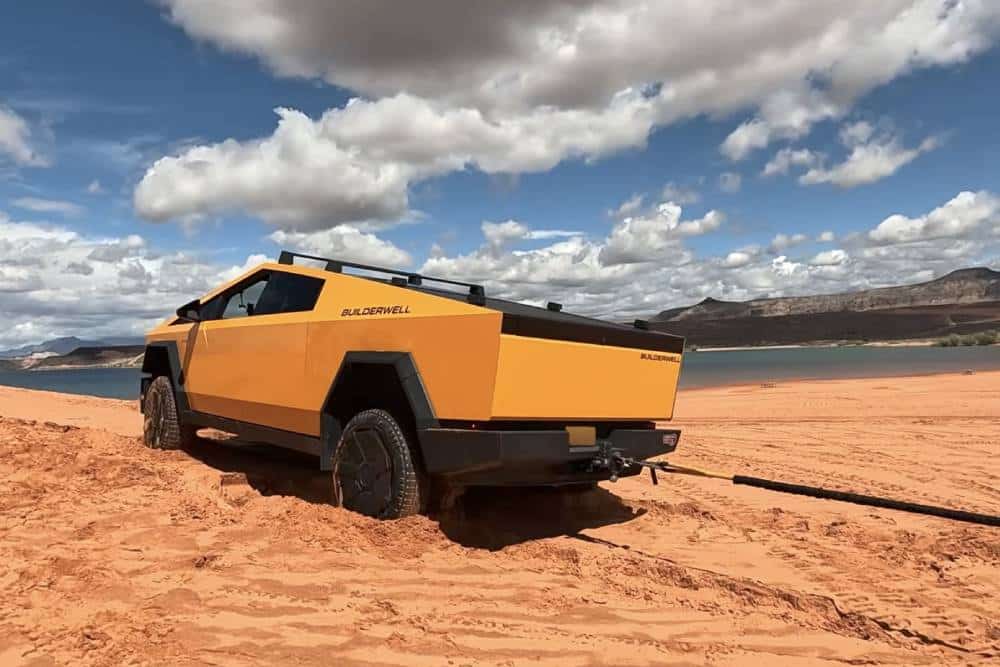https://autogreeknews.gr/wp-content/uploads/2026/04/cybertruck-stuck-in-sand-3.jpg