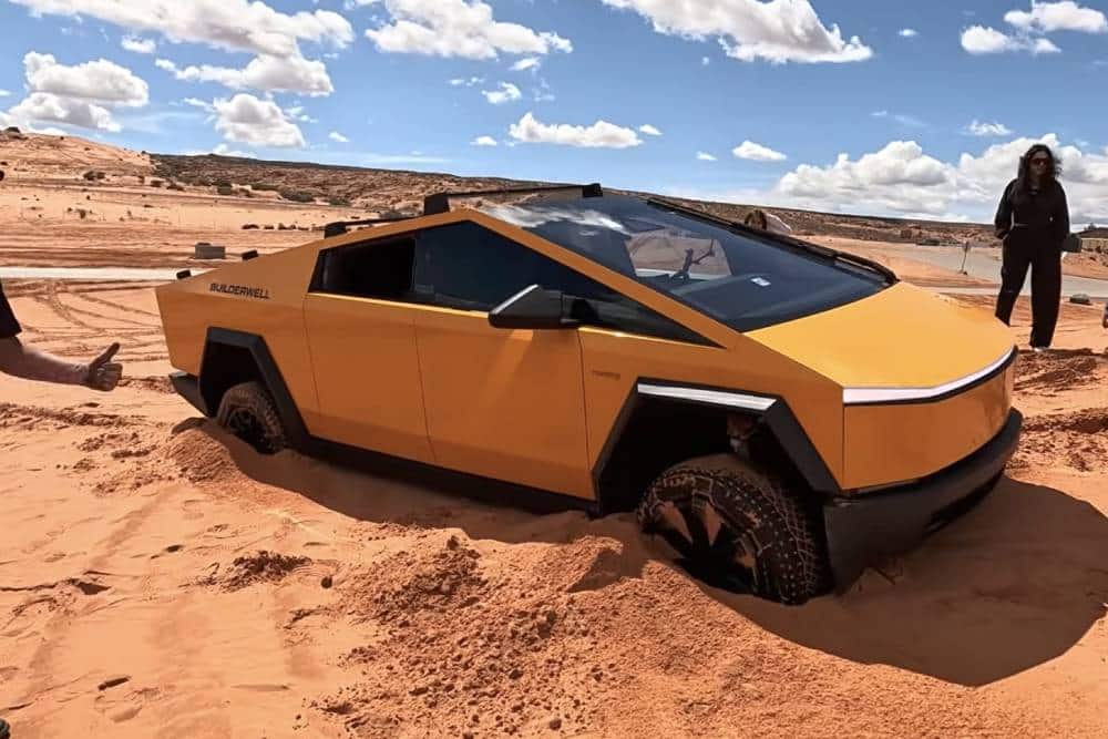 https://autogreeknews.gr/wp-content/uploads/2026/04/cybertruck-stuck-in-sand-4.jpg