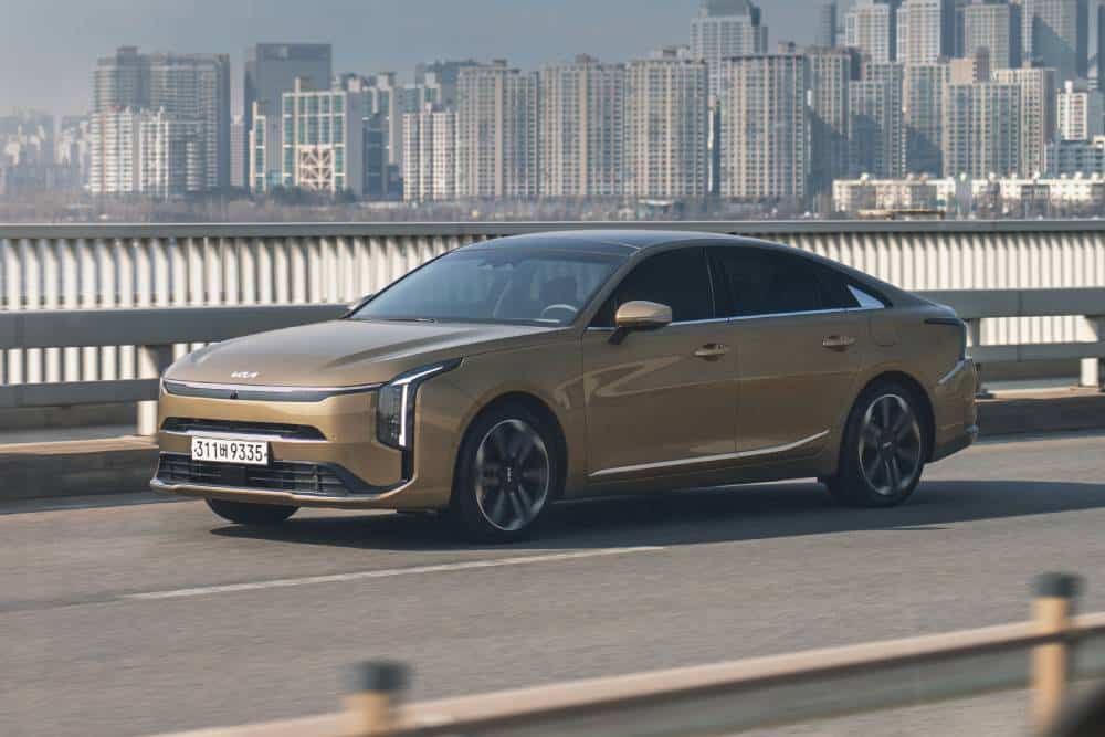 Νέα υπουργική και 5μετρη σεντανάρα Kia K8