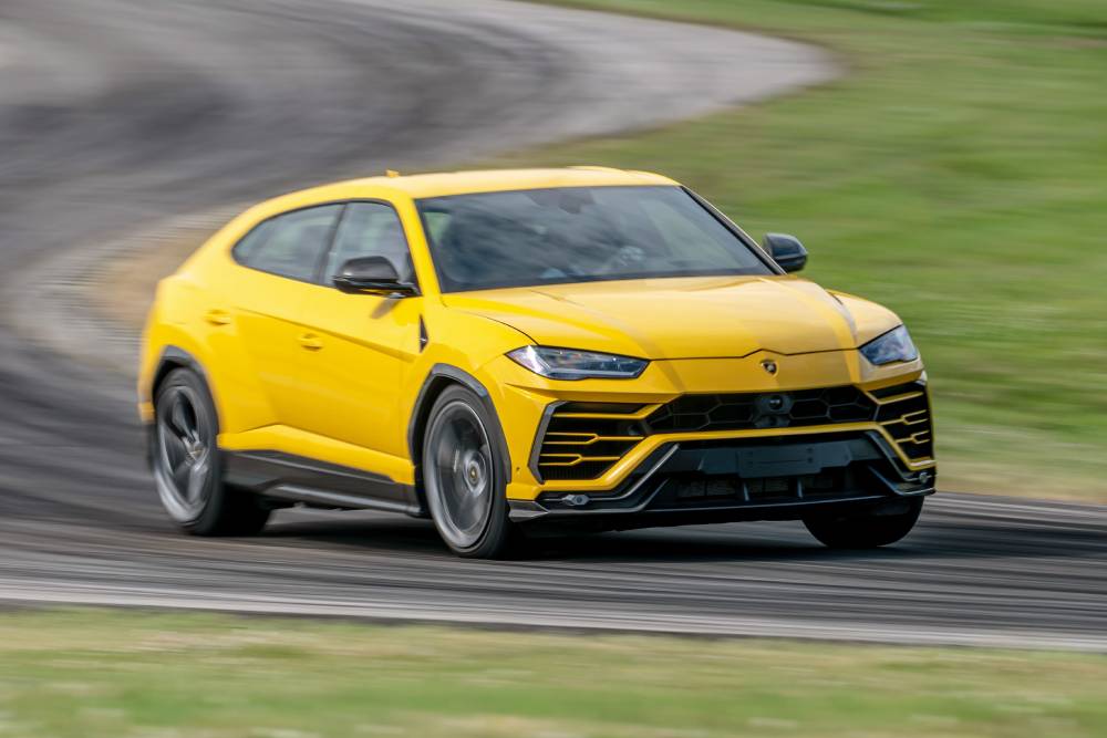https://autogreeknews.gr/wp-content/uploads/2026/04/lamborghini_urus_shiny_black_package_9.jpg