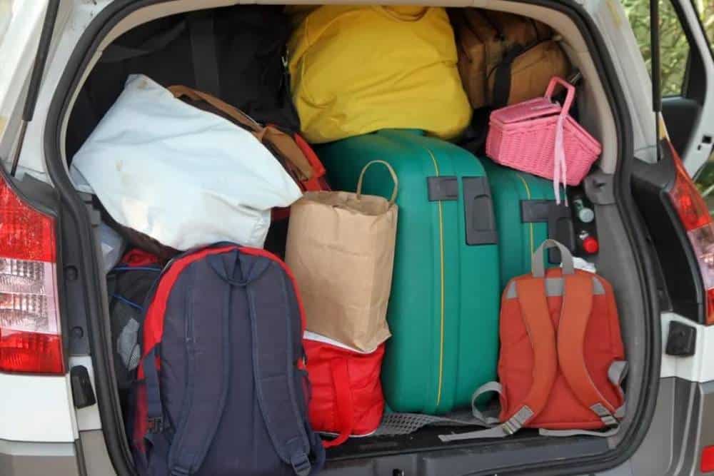 https://autogreeknews.gr/wp-content/uploads/2026/04/overloaded-car.jpg