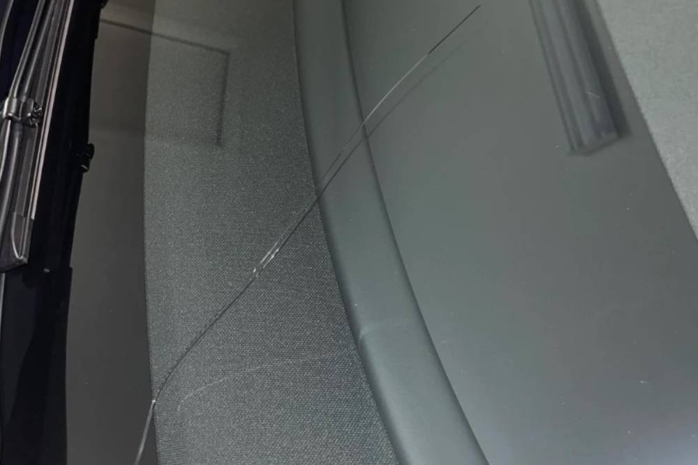 https://autogreeknews.gr/wp-content/uploads/2026/04/tesla-model-3-cracked-windshield.jpg