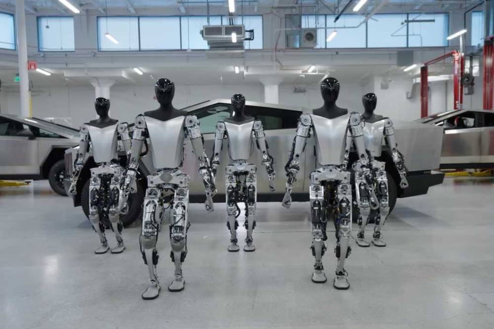 https://autogreeknews.gr/wp-content/uploads/2026/04/tesla-optimus-robot.jpg