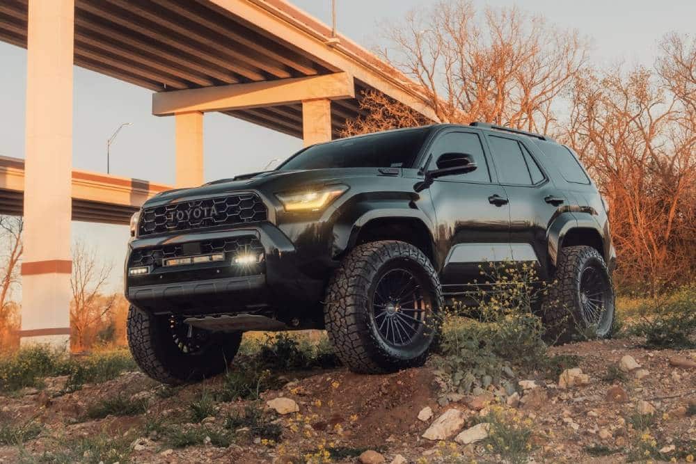 «Χτιστό» Toyota 4Runner παραμερίζει άπαντες στο πέρασμά του